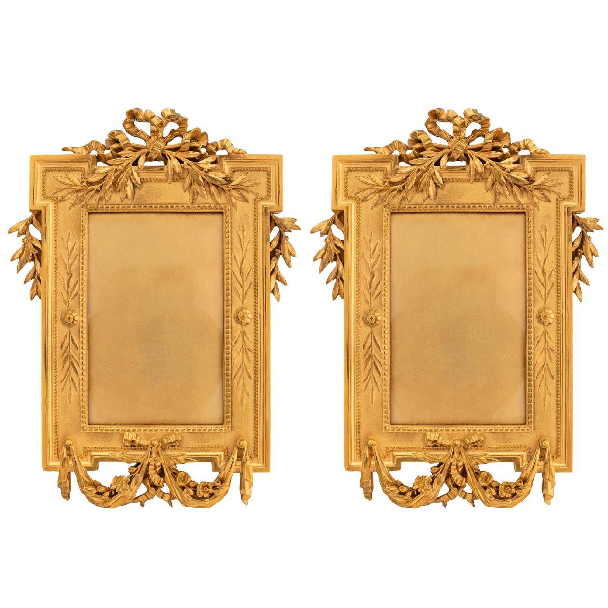 Paire de cadres en bronze doré d'époque Belle Époque du XIXe siècle français en vente