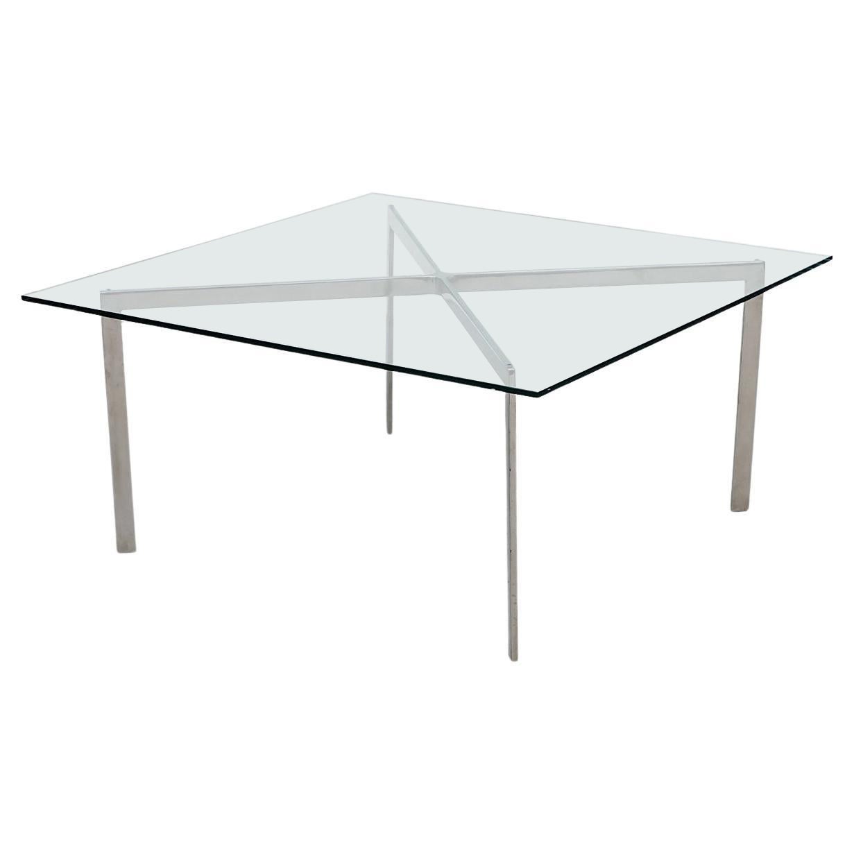 Ludwig Mies van der Rohe zugeschriebener Couchtisch „Barcelona“ aus Chrom und Glas