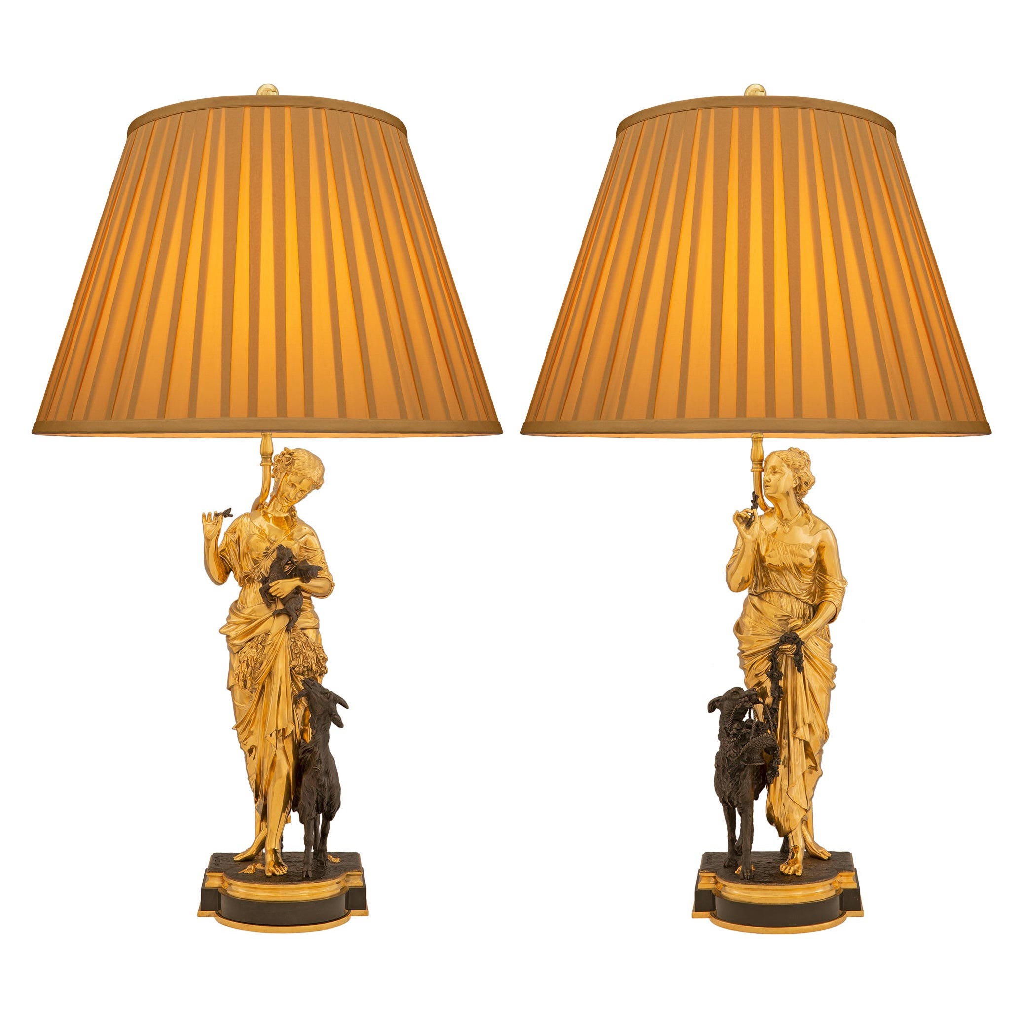 es Paar französische Louis-XVI-Lampen aus Goldbronze und patinierter Bronze, 19. Jahrhundert im Angebot