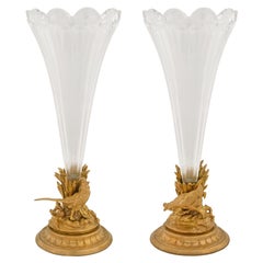 es Paar französische St. Baccarat-Kristall- und Goldbronze-Vasen im Stil Louis XVI. des 19. Jahrhunderts