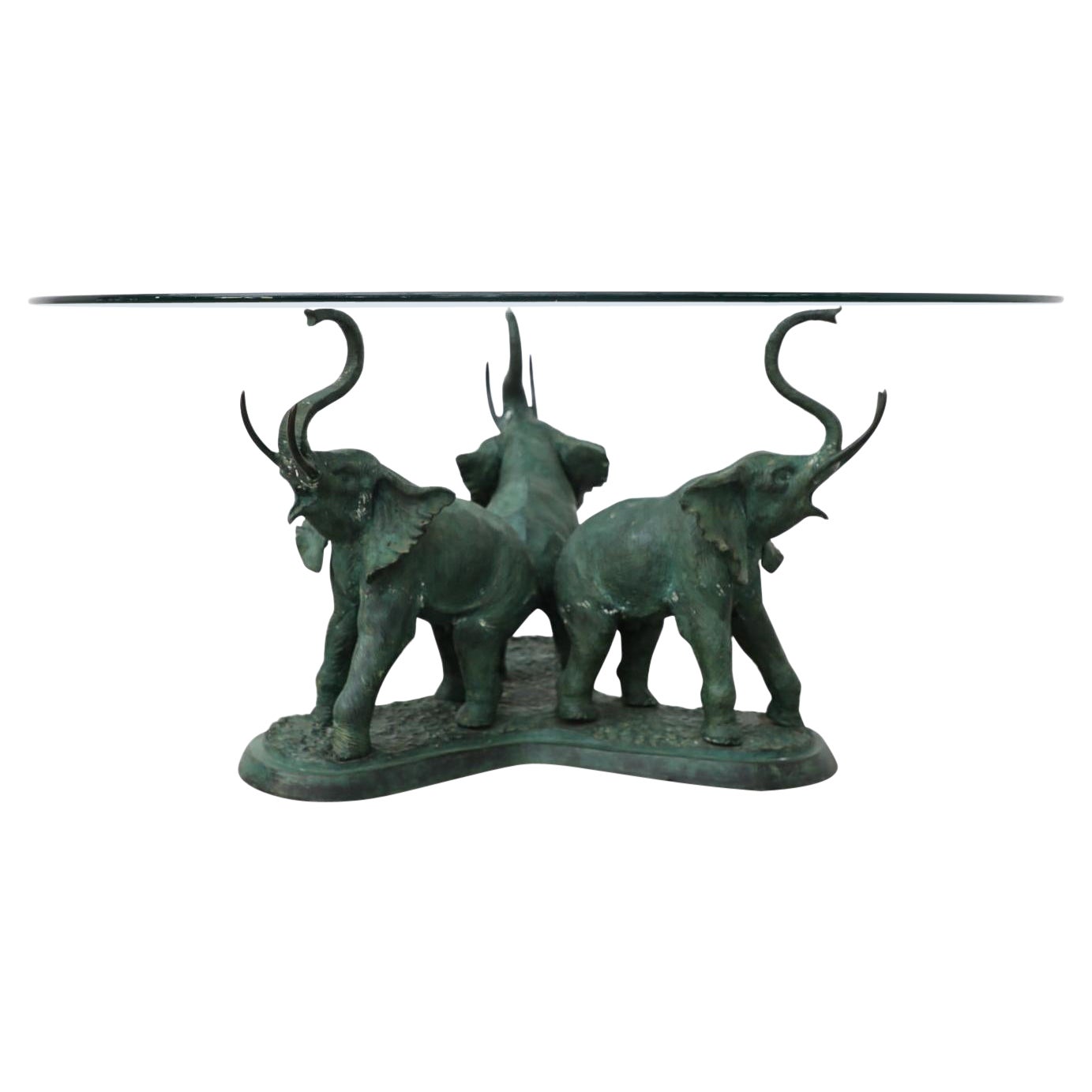 Tavolo da salotto scultoreo belga in bronzo e vetro con base a Trio di elefanti, anni '70