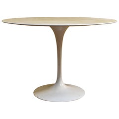 Tulip, table ronde à piédestal d'Eero Saarinen, par Knoll, 1970, plateau en marbre blanc