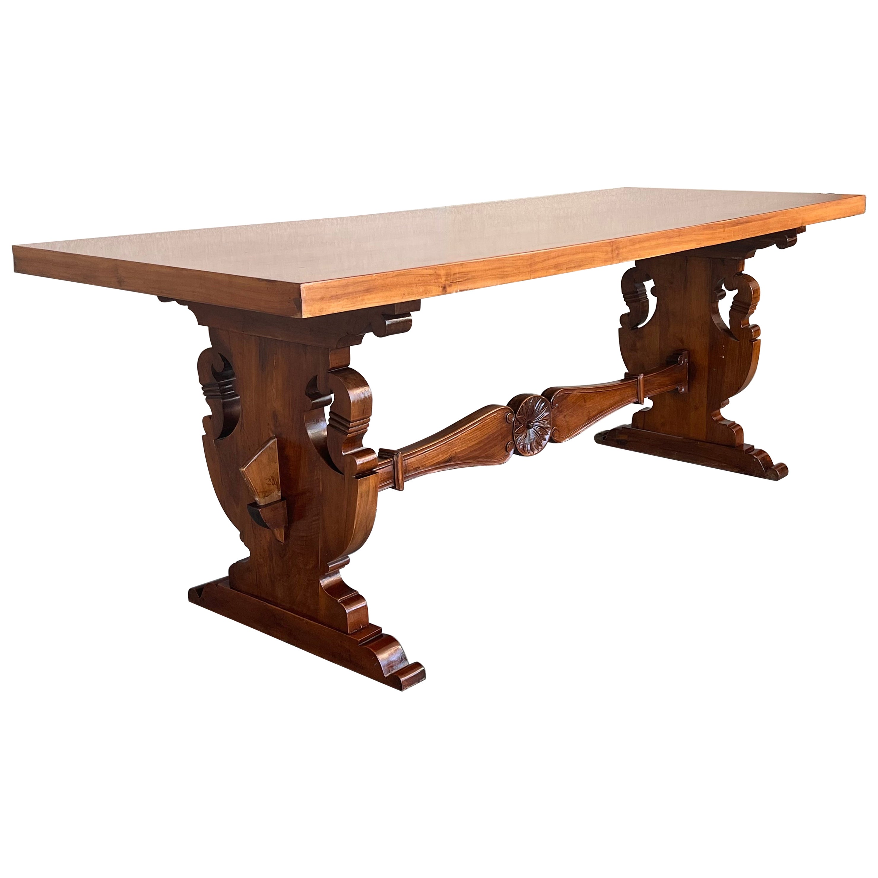 Table de ferme baroque espagnole du 20ème siècle à tréteaux en noyer sculpté avec pieds en forme de lyre en vente