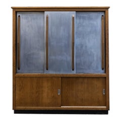 Cabinet de 1950 rappelant les œuvres de Charlotte Perriand, Jean Prouvé et Le Corbusier