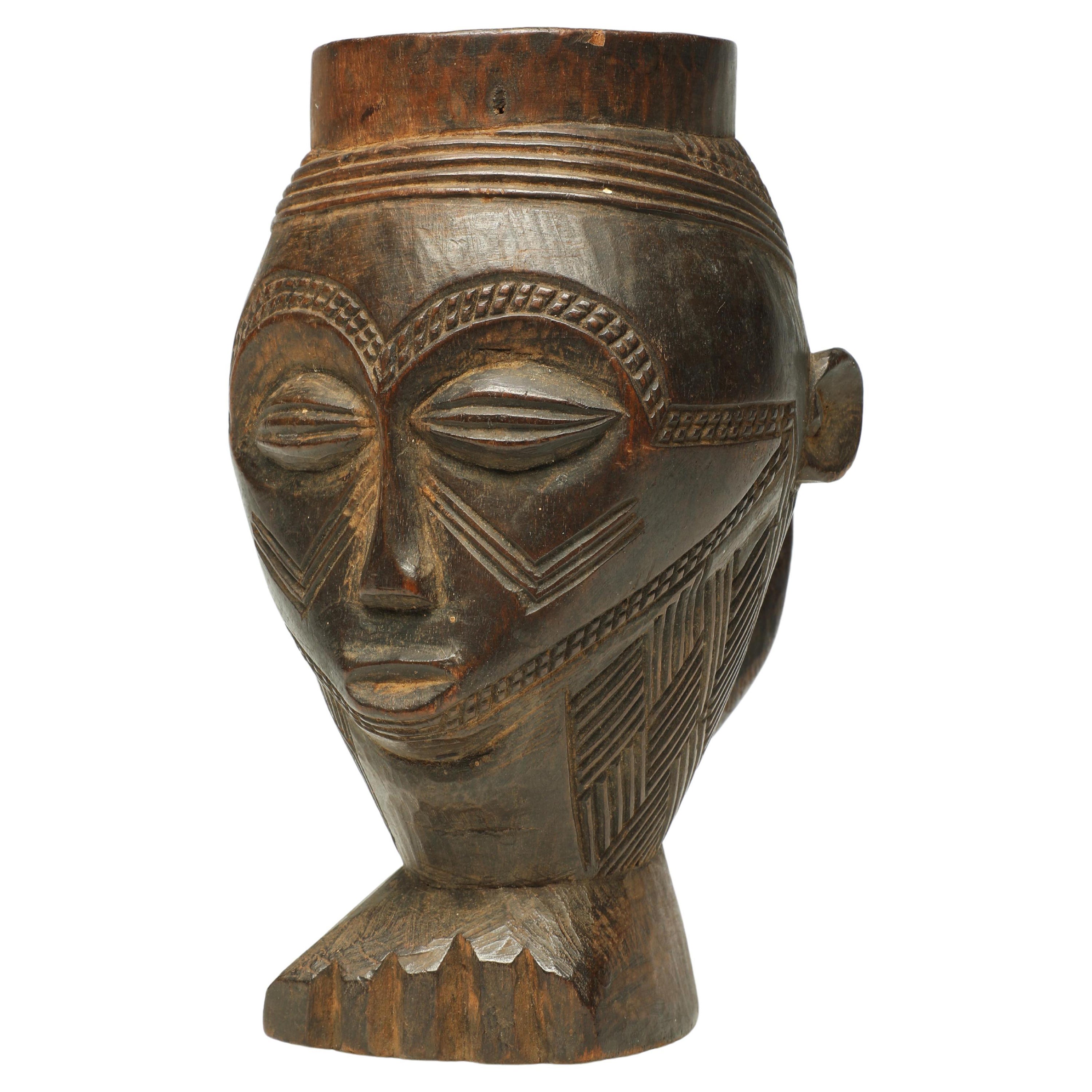 Coupe figurative Kuba en bois sculpté précoce, Congo, base en forme de pied