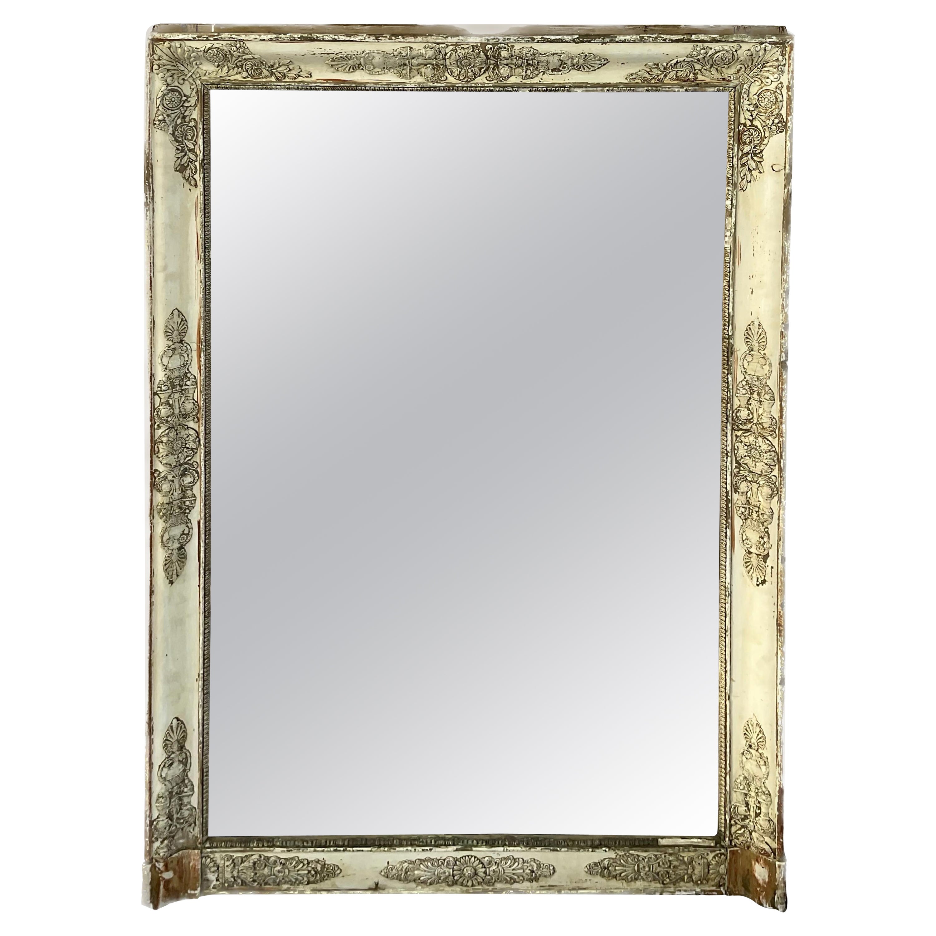 Grand miroir Empire français avec finition dorée et usée en vente