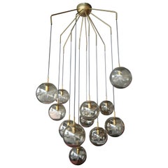 Lustre Murano personnalisé en verre fumé à 12 boules, de style moderne du milieu du siècle.