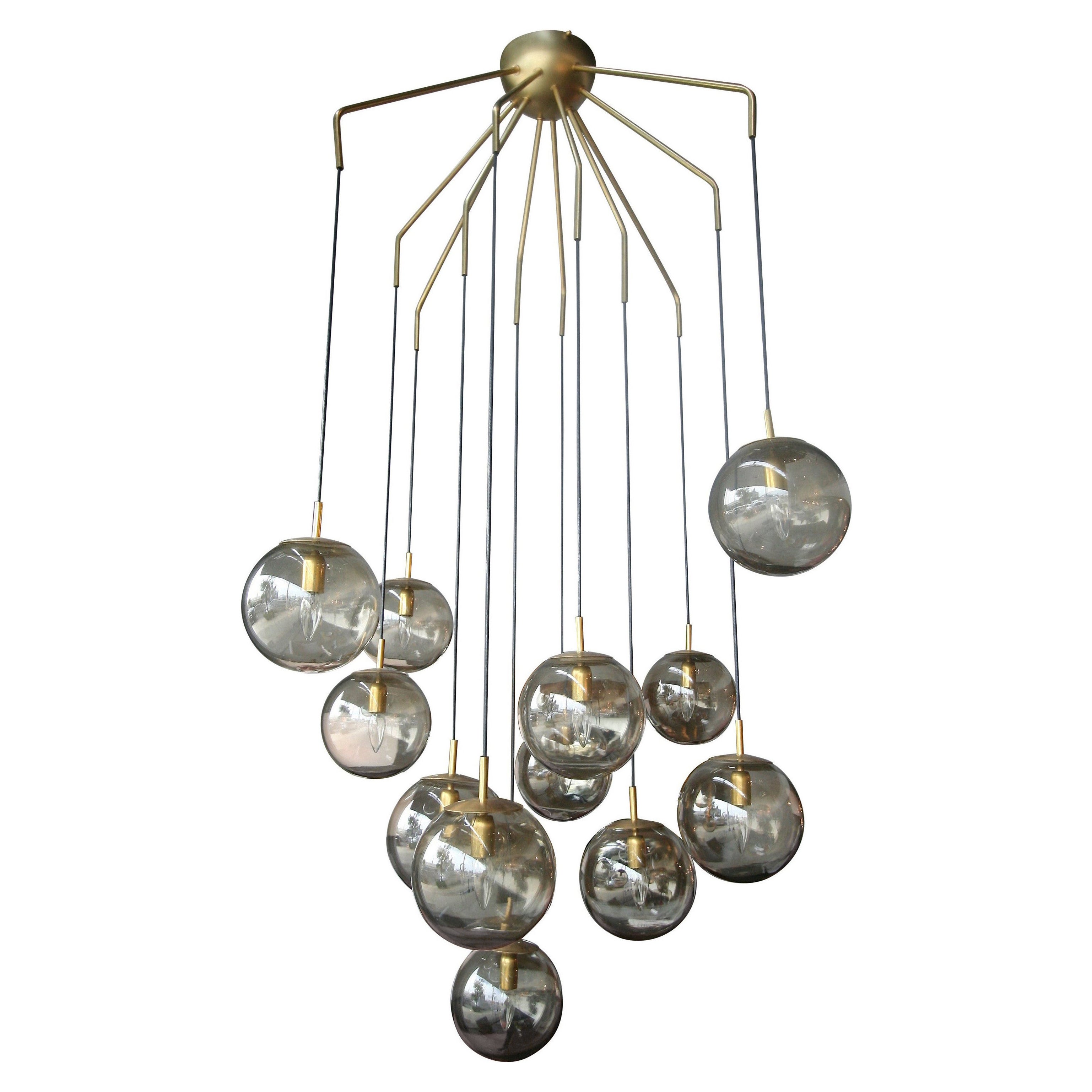 Lampadario di Murano a 12 sfere in vetro fumé personalizzato in stile metà secolo moderno