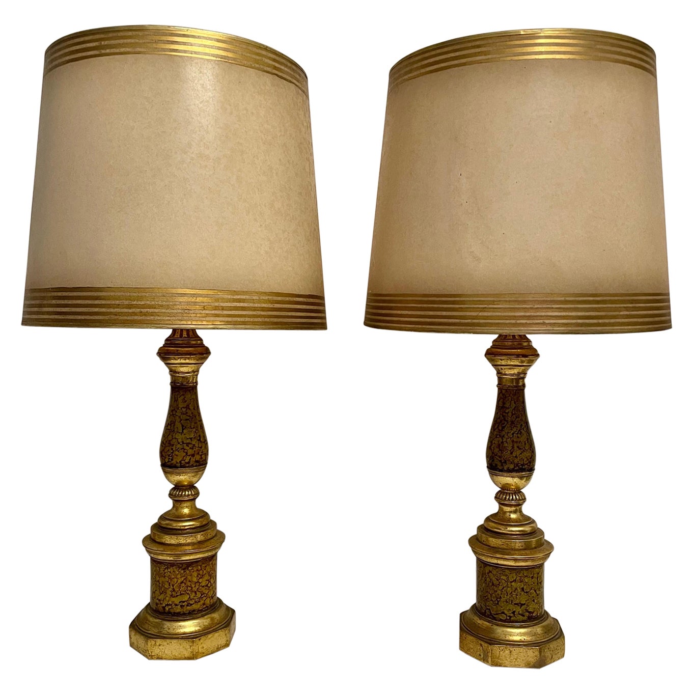 Paar bemalte und vergoldete Borghese Tischlampen im Angebot