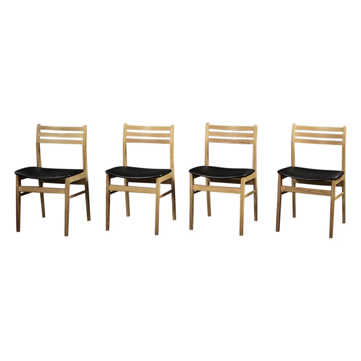 Lot de 4 chaises de salle à manger vintage en bois de chêne et vinyle, style scandinave moderne du milieu du siècle. en vente