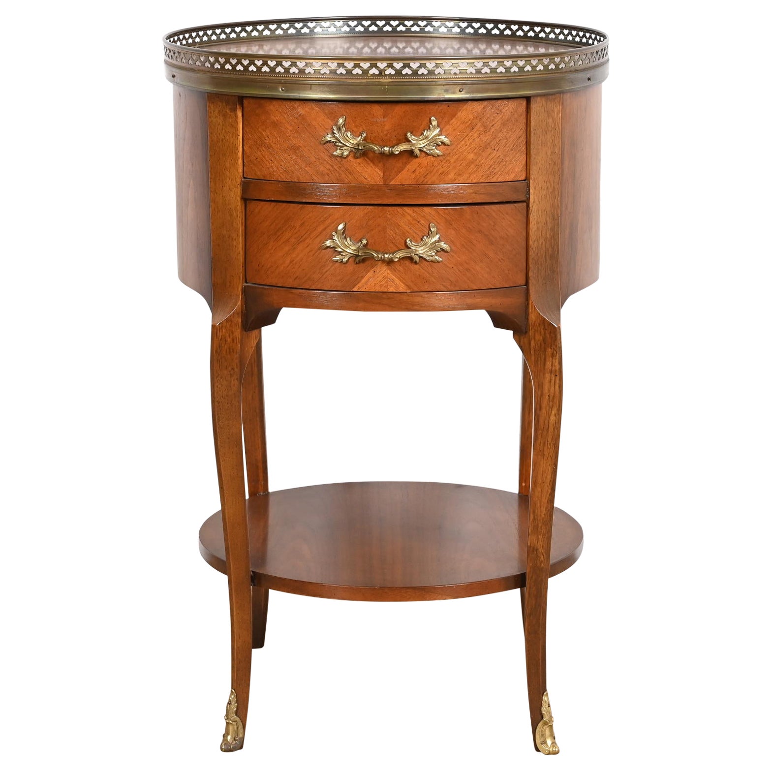 Gueridon- oder Teetisch aus Nussbaumholz im französischen Stil Louis XV. von Baker Furniture