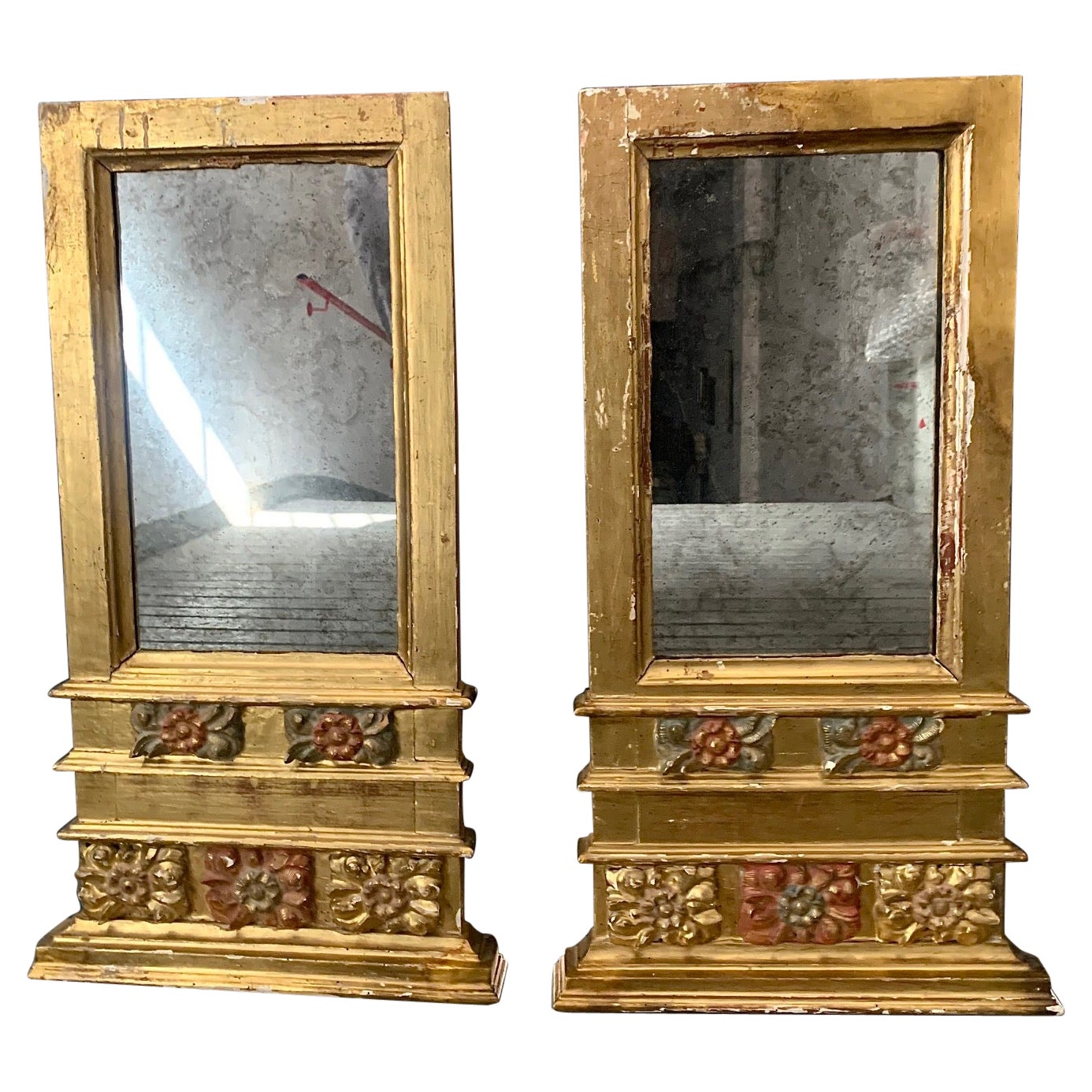 Paire de miroirs espagnols polychromes en bois sculpté et doré du 18e siècle