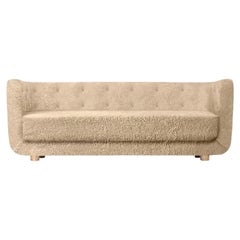 Vilhelm Sofa aus honigfarbenem Schafsleder und Eiche Natur von Lassen