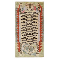Chemin de table en peau de tigre de style classique de Rug & Kilim en beige avec pictogramme géométrique