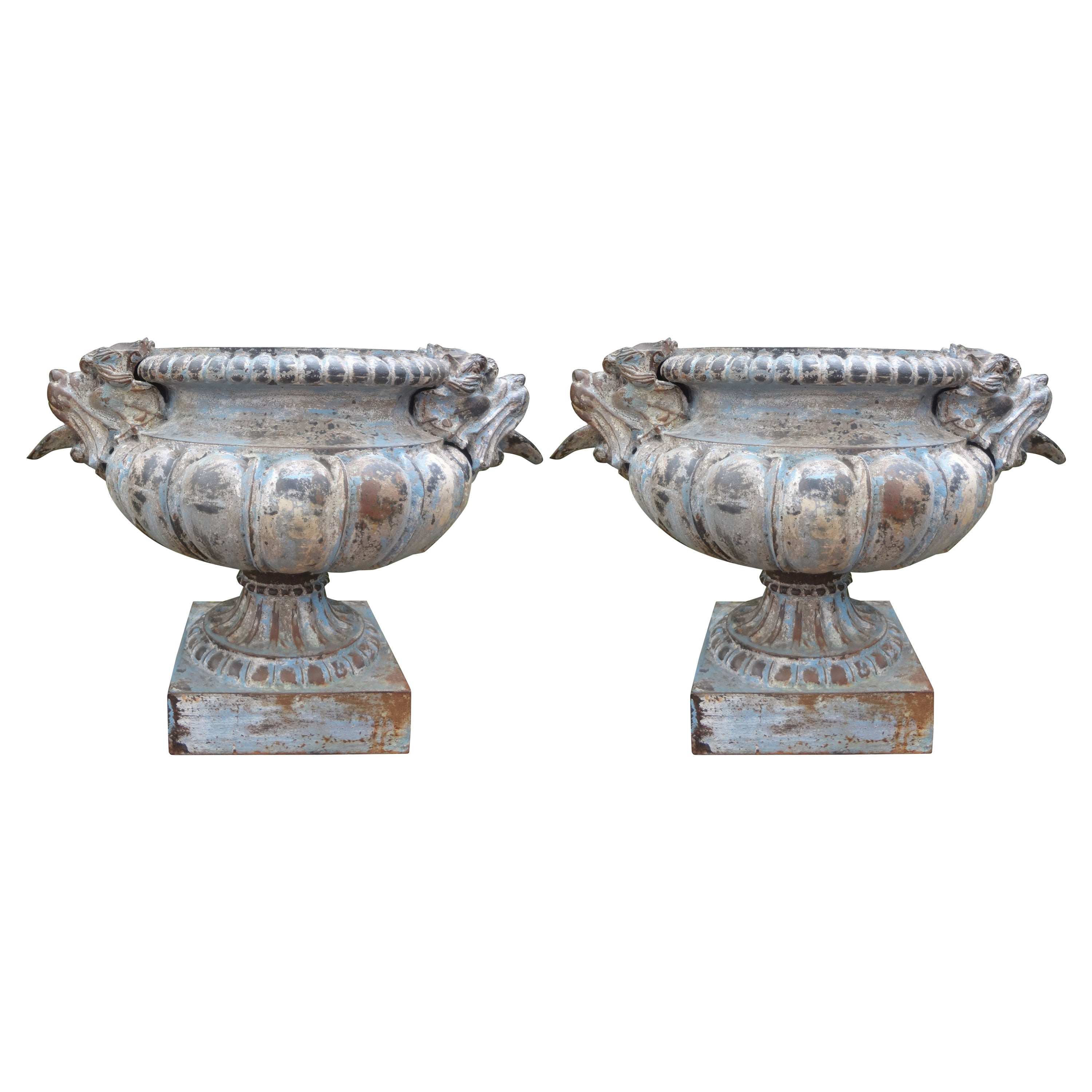 Paire d'urnes de jardin en fonte française du 19ème siècle attribuées à Alfred Corneau