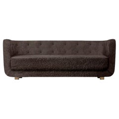 Espresso schafsleder und geräucherte eiche Vilhelm Sofa by Lassen