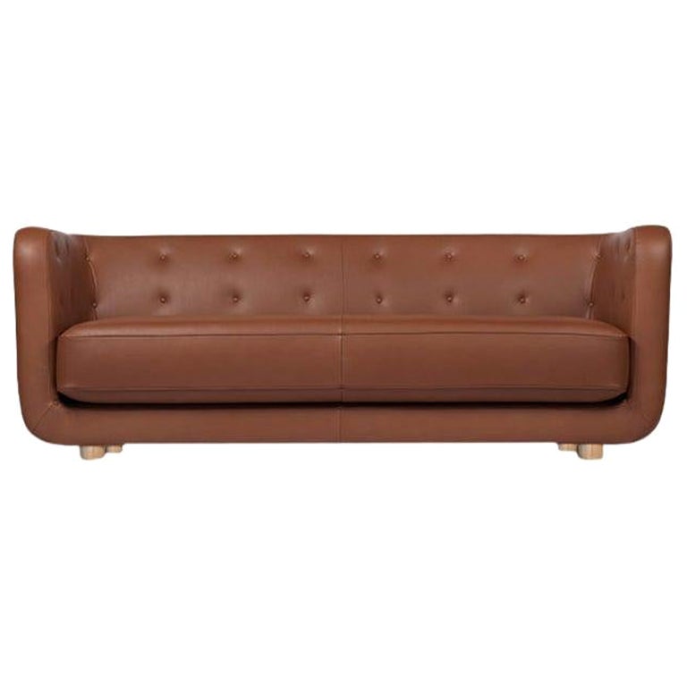 Vilhelm Sofa aus cognacfarbenem Leder und Eiche aus Nevada von Lassen im Angebot