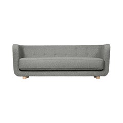 Sahco Nara Vilhelm-Sofa aus grauer und natürlicher Eiche von Lassen