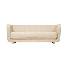 Vilhelm Sofa mit Gemüseknöpfen und Signatur aus Eiche Natur von Lassen