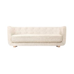 Vilhelm Sofa aus weißem schafsleder und eiche natur by Lassen