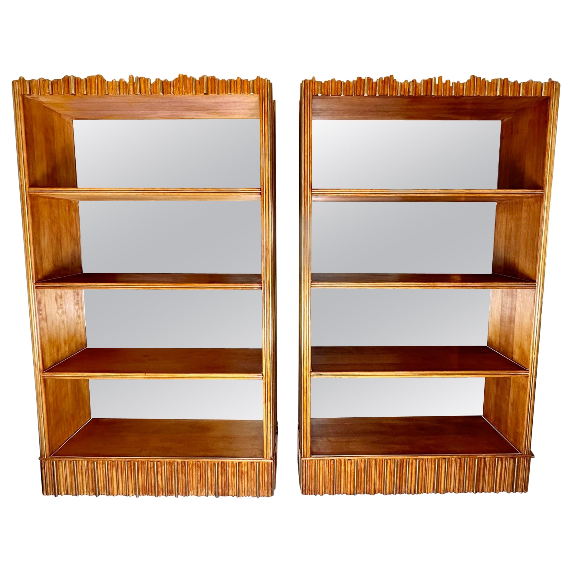 Paire de bibliothèques en bois et laiton de la fin du 20ème siècle avec miroirs brunis.