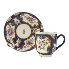 Tasse à café et soucoupe en porcelaine bleue de la première période de Worcester, vers 1770