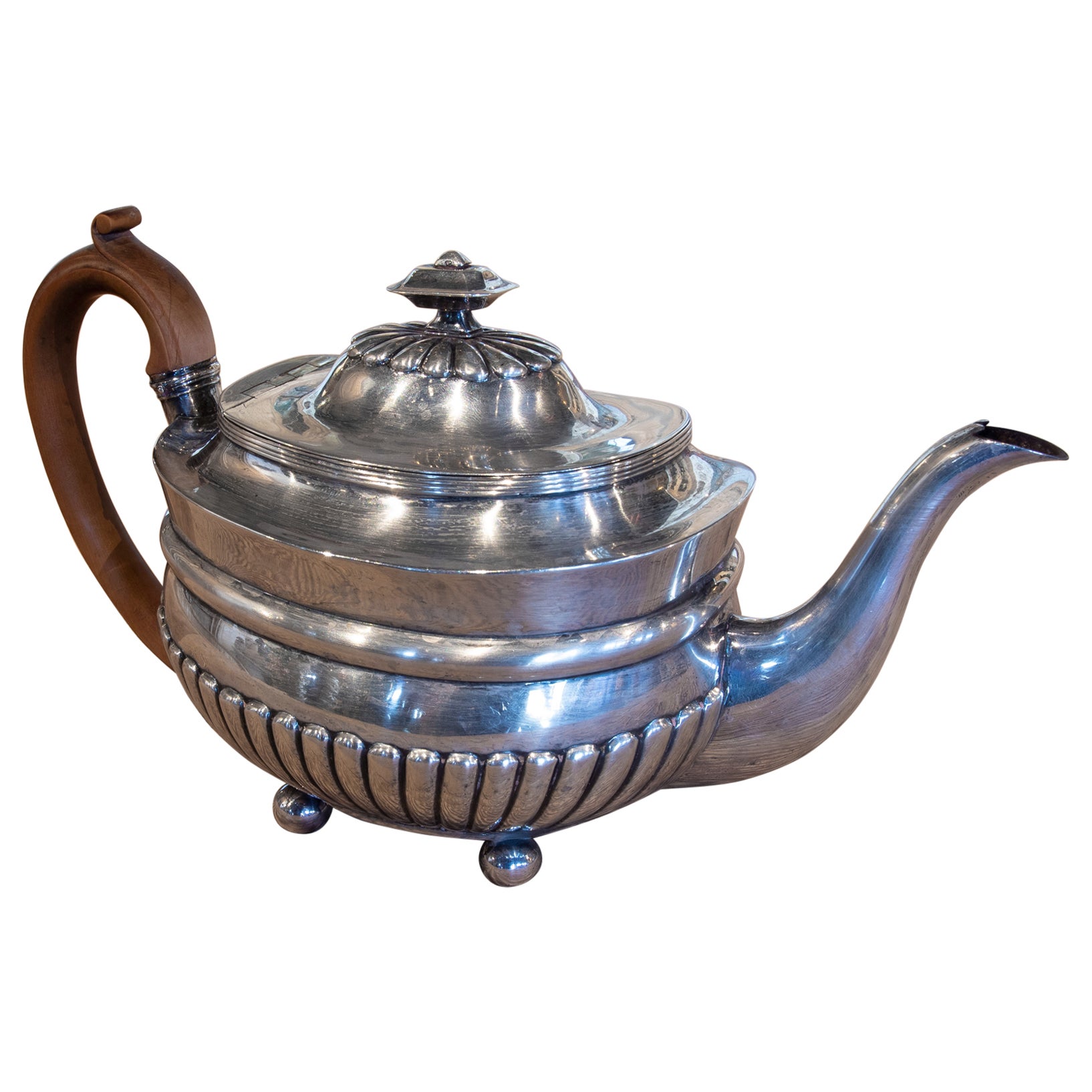Englische Silber-Teekanne des 19. Jahrhunderts mit englischem Holzdeckel und Henkel im Angebot
