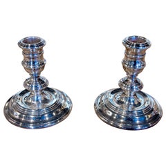 Coppia di candelabri d'argento con i loro timbri sul lato inferiore