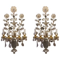 Magnifique paire d'appliques françaises Baguès en or doré, avec urne en cristal et fleur.