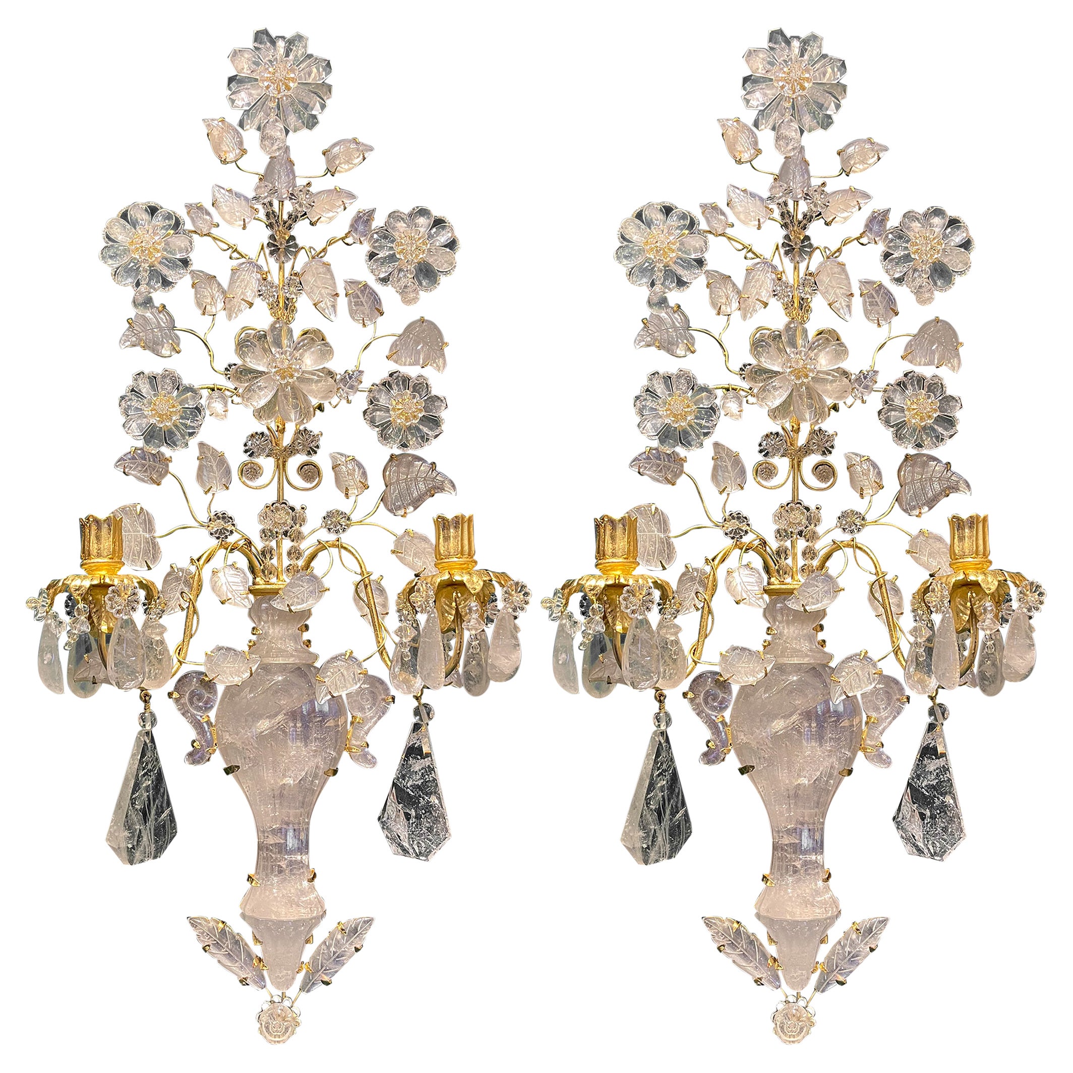 Zwei vergoldete Bronze- und Bergkristall-Leuchten mit Blumenmotiven im Angebot
