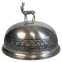 Dôme à viande antique en métal argenté recouvert de cerf 