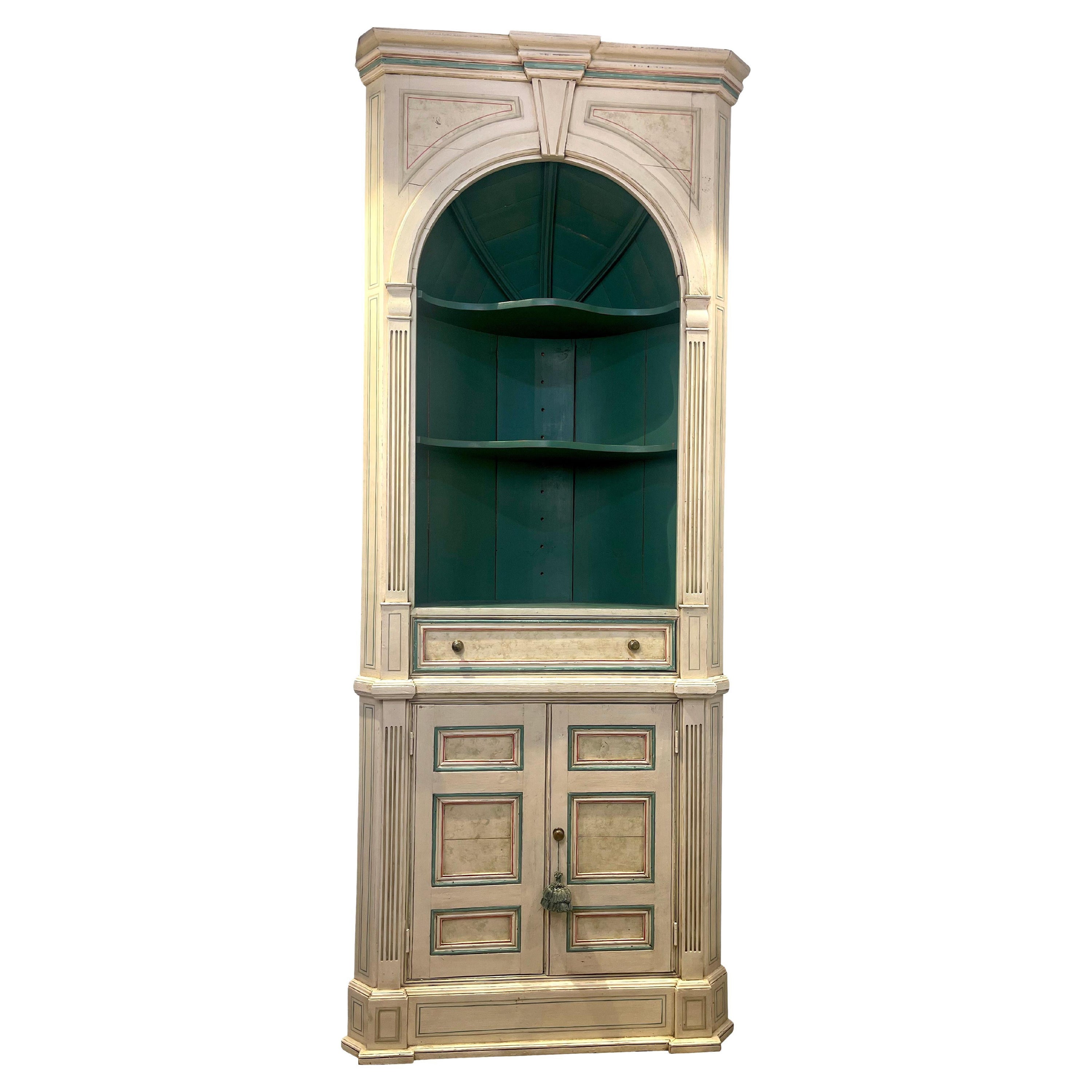 Elfenbeinfarbener und grüner, lackierter und marmorierter Eckschrank mit gewölbtem Innenraum im Angebot
