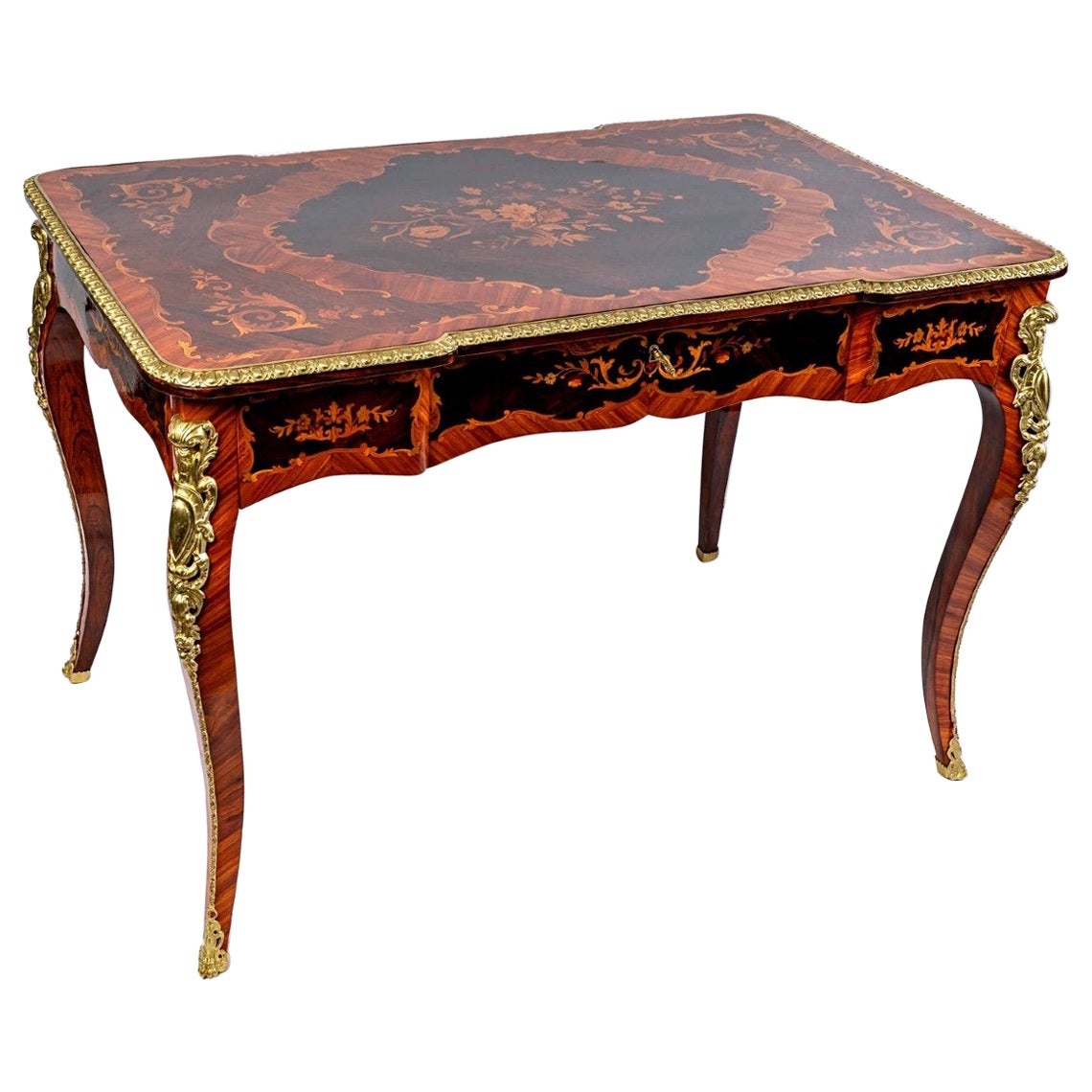 Prächtiger flacher Schreibtisch im Louis-XV-Stil mit Edelholz-Intarsien und goldenen Bronzen