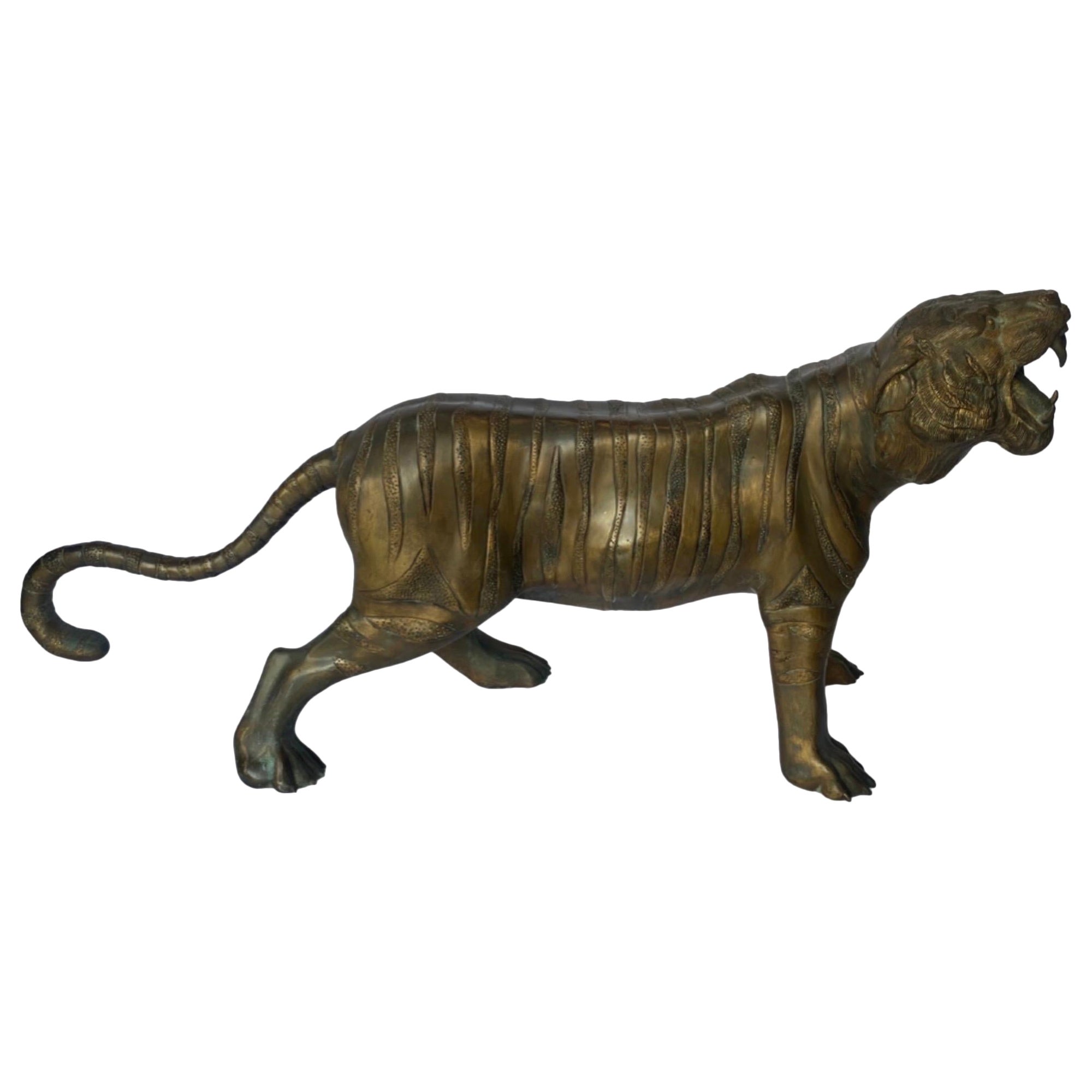 Sculpture de tigre en bronze du milieu du siècle