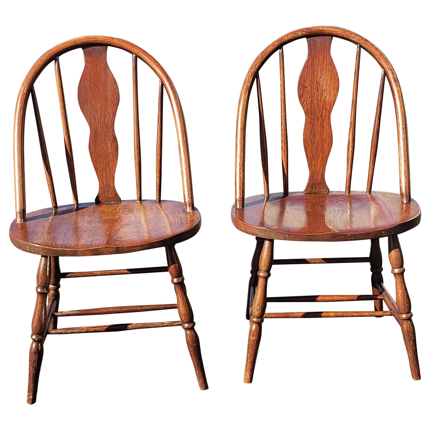 Pair of Early American Style Wide Stained Oak Windsor Side Chairs For Sale