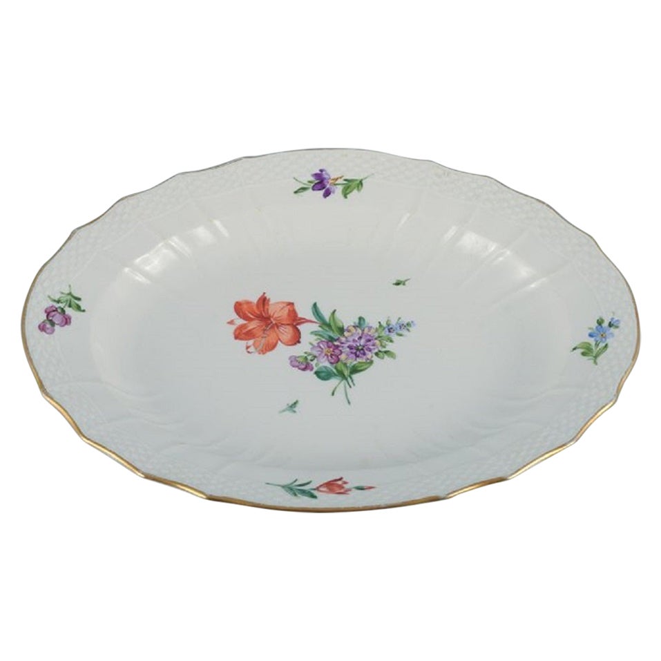 Royal Copenhagen, Saxon Flower. Plat de service ovale en porcelaine peinte à la main