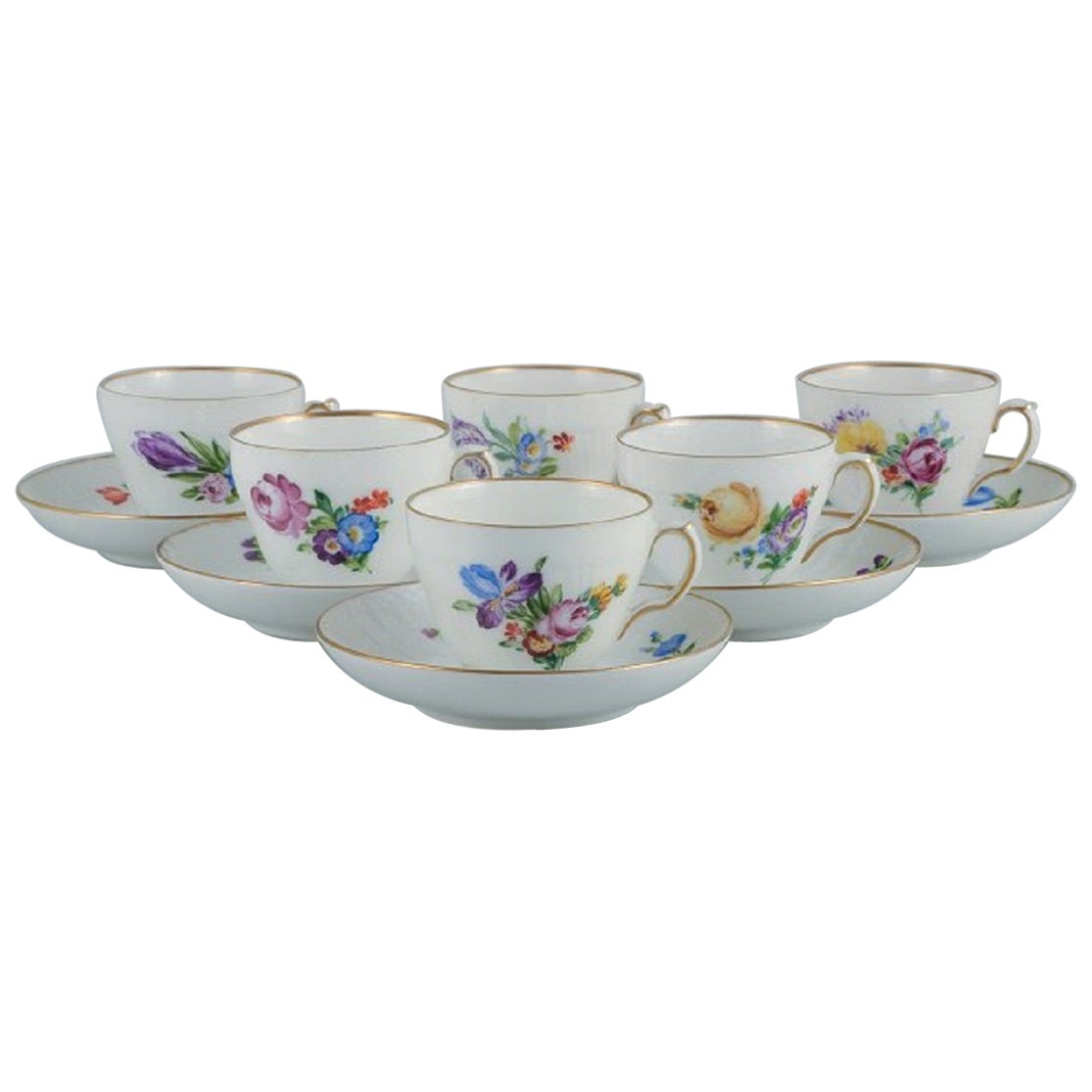 Royal Copenhagen, Saxon Flower. Cinq tasses à café avec soucoupes en porcelaine.