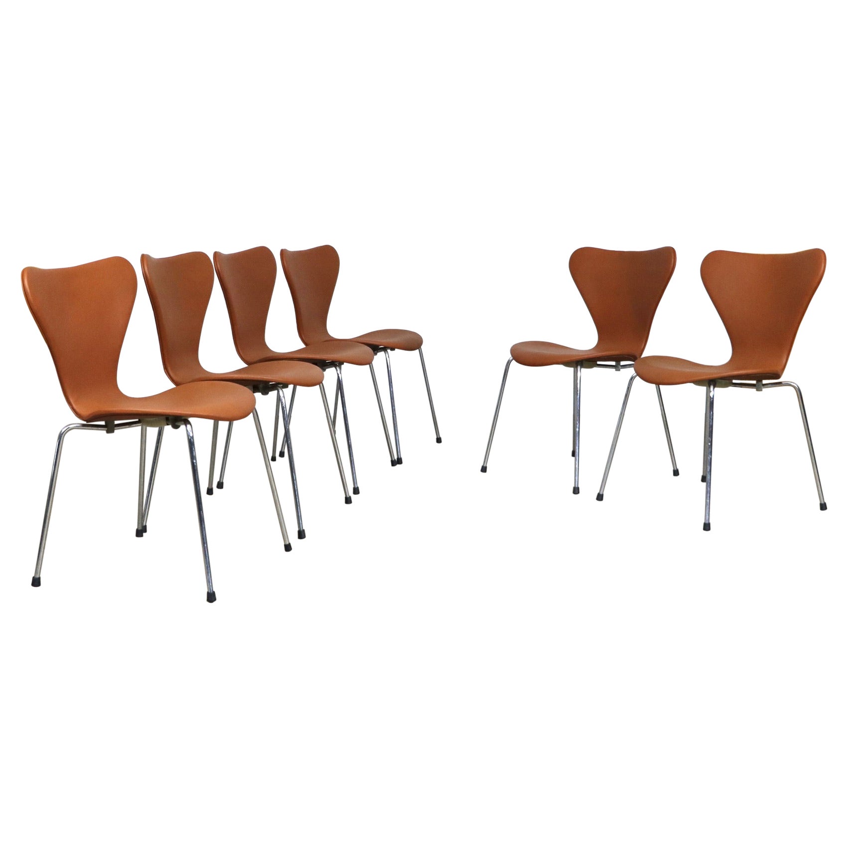 Ensemble de 6 chaises papillon en cuir cognac d'Arne Jacobsen pour Fritz Hansen en vente