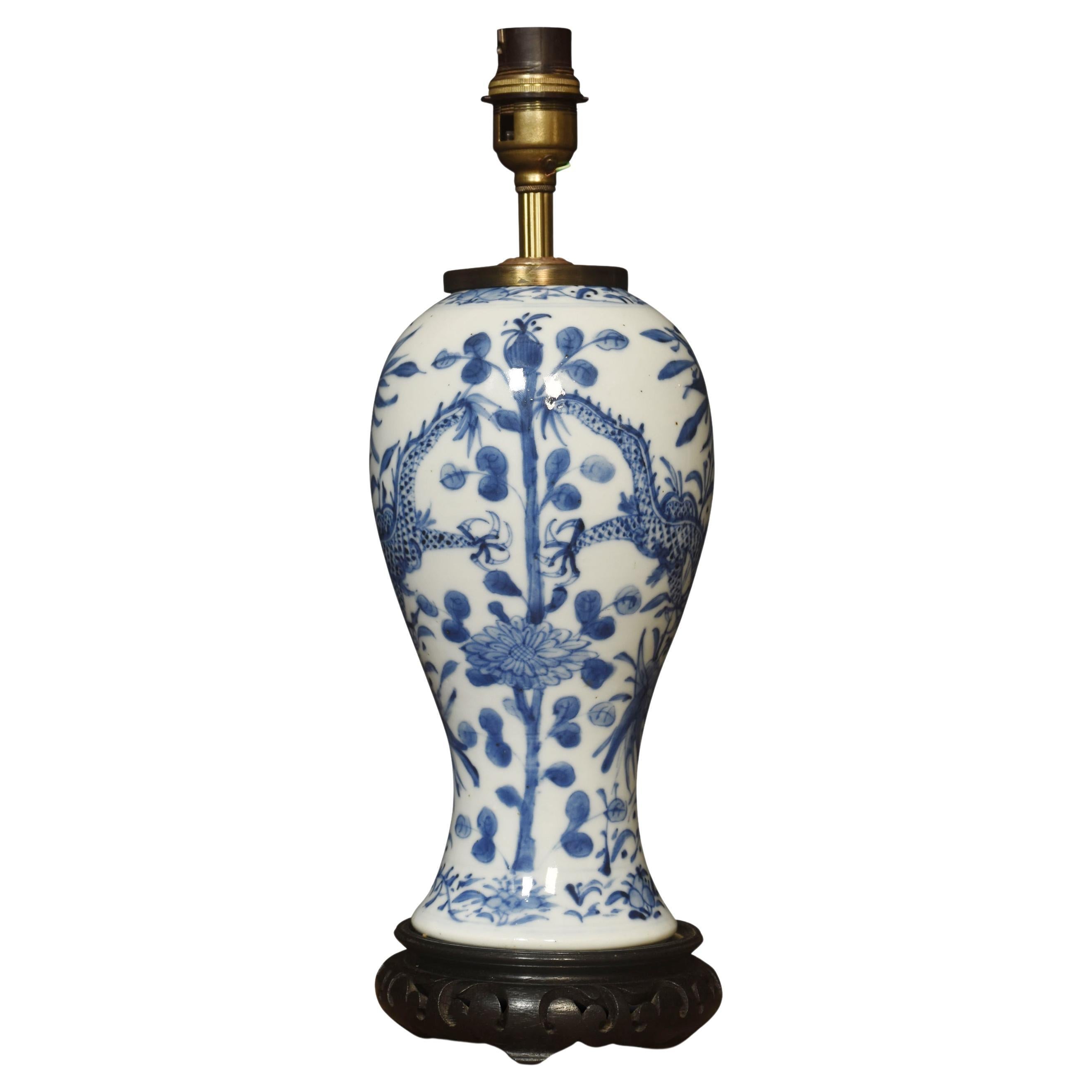 Chinesische blau-weiße Vasenlampe im Angebot