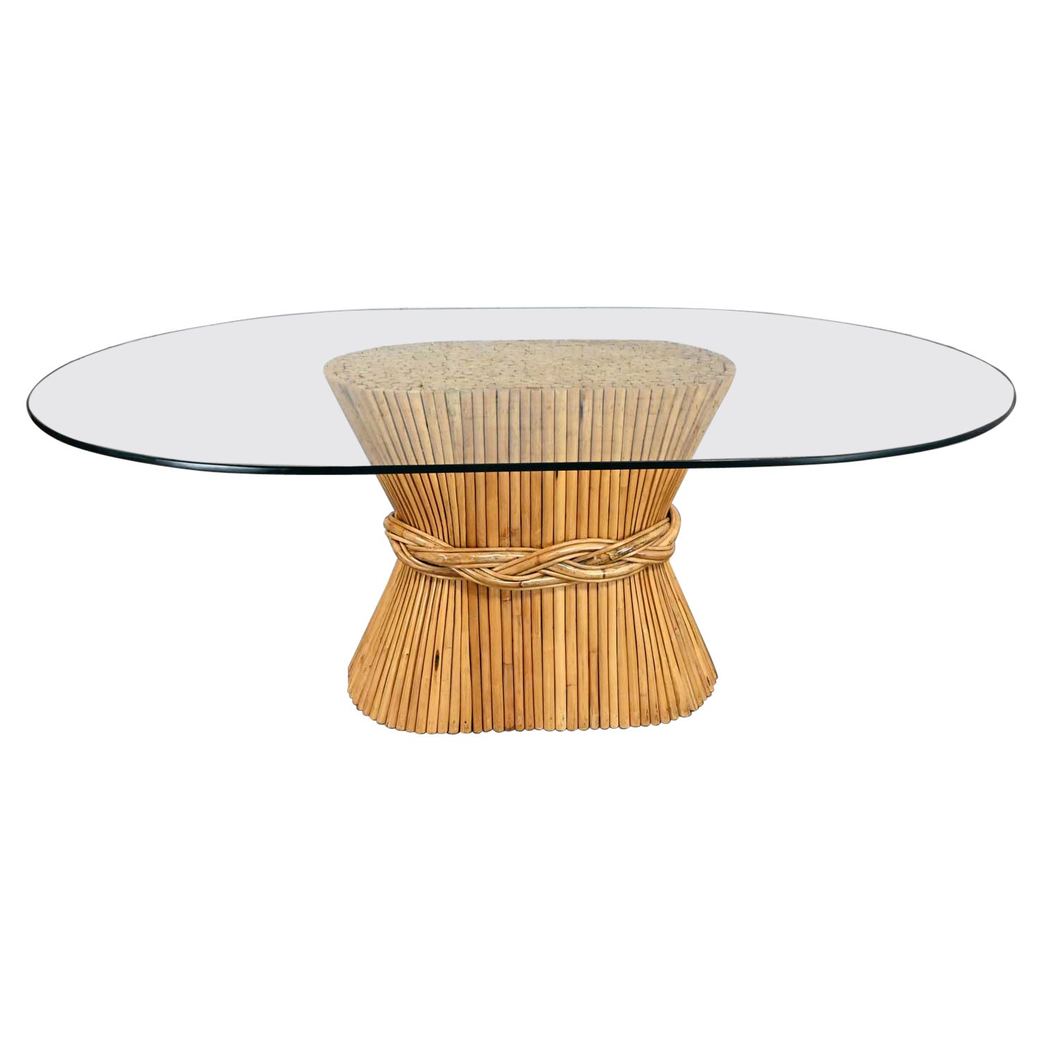 Table de salle à manger de style McGuire en rotin ovale avec plateau en verre et gerbe de blé