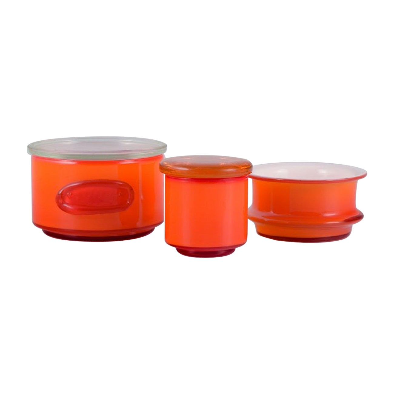 Michael Bang pour Holmegaard. Trois bols en verre d'art orange et blanc. 
