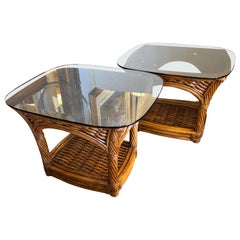 Belle paire de tables d'appoint en rotin et verre fumé de style moderne du milieu du siècle dernier