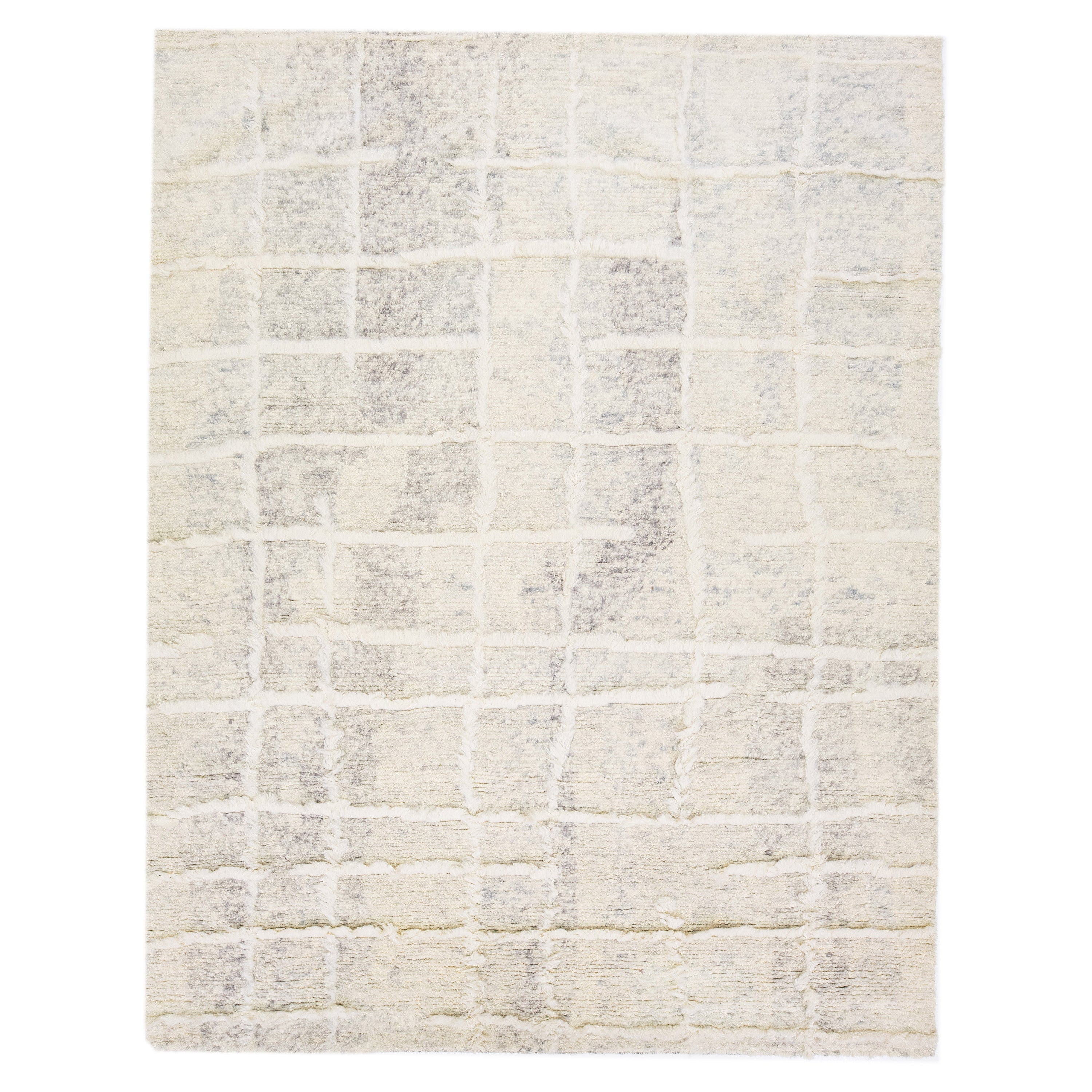 Modern Ivory Moroccan Style Wool Rug with Gray Geometric Pattern For