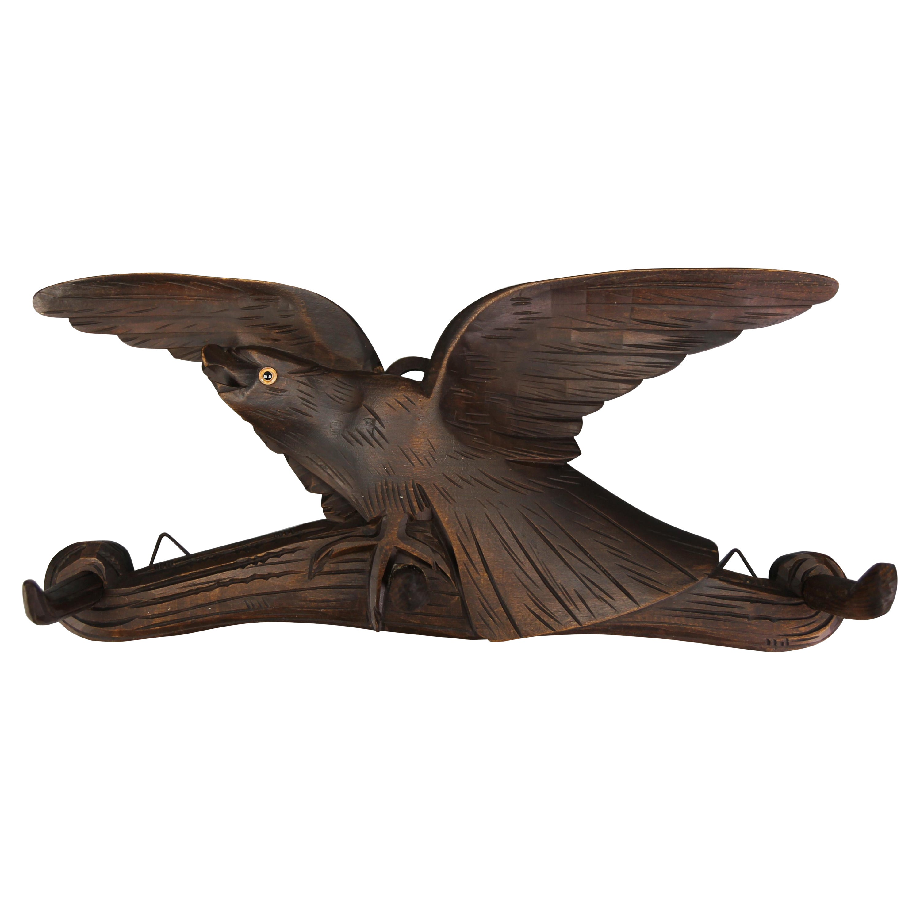 Porte-chapeaux ancien sculpté à la main avec oiseau et trois crochets en bois, Allemagne, vers 1920