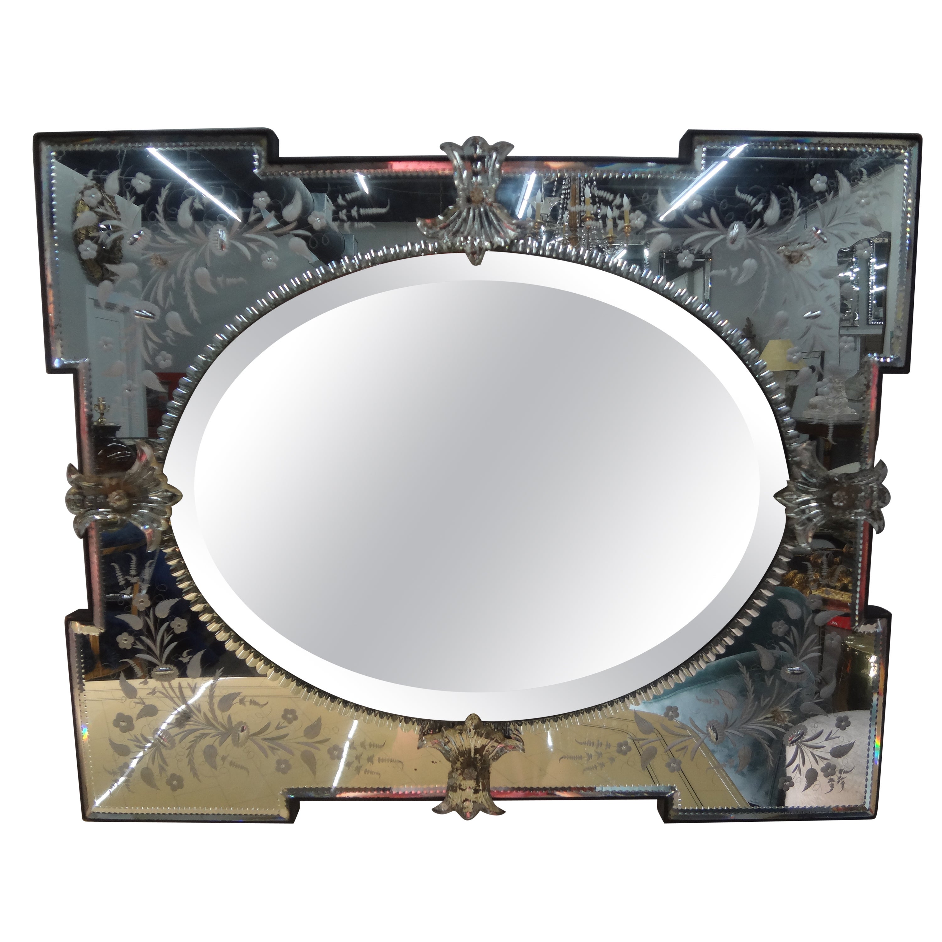 Geätzter und abgeschrägter venezianischer Spiegel.
Interessanter, ungewöhnlich geformter, geätzter venezianischer Spiegel mit einem abgeschrägten ovalen Zentrum. Dieser ungewöhnliche venezianische Spiegel aus den 1940er Jahren kann je nach Bedarf