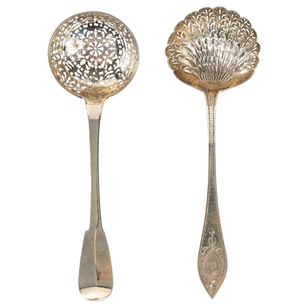 Magnifique ensemble de deux cuillères à égoutter : XIXe siècle - Argent sterling en vente