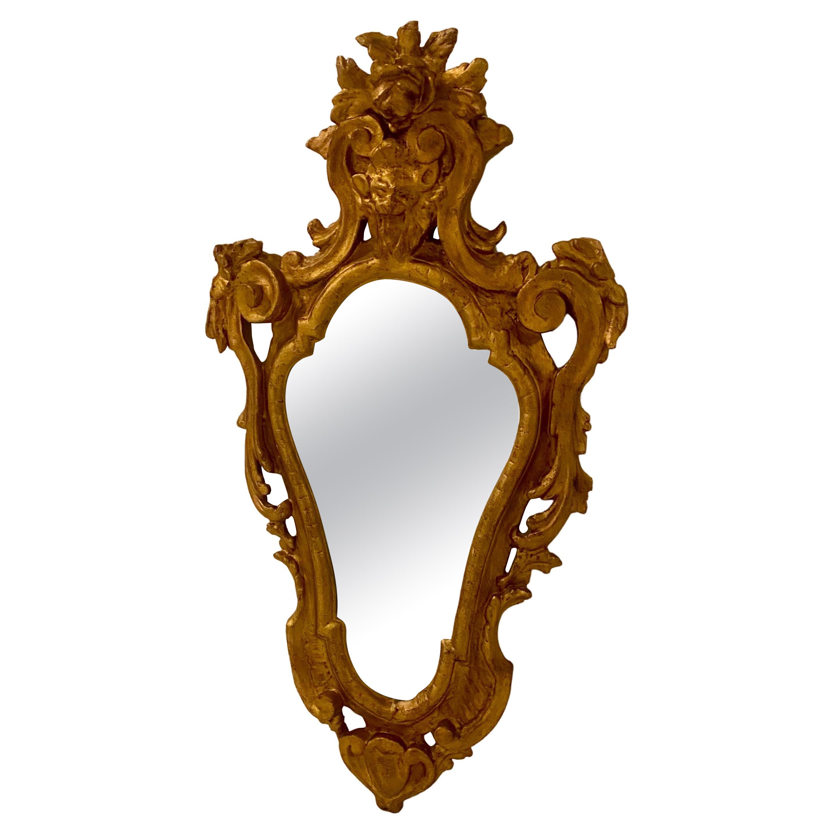 Miroir italien de style rococo en bois doré  en vente