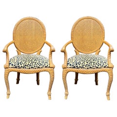 Bergères à pompons et nœuds sculptés de style Hollywood Regency en léopard - Paire