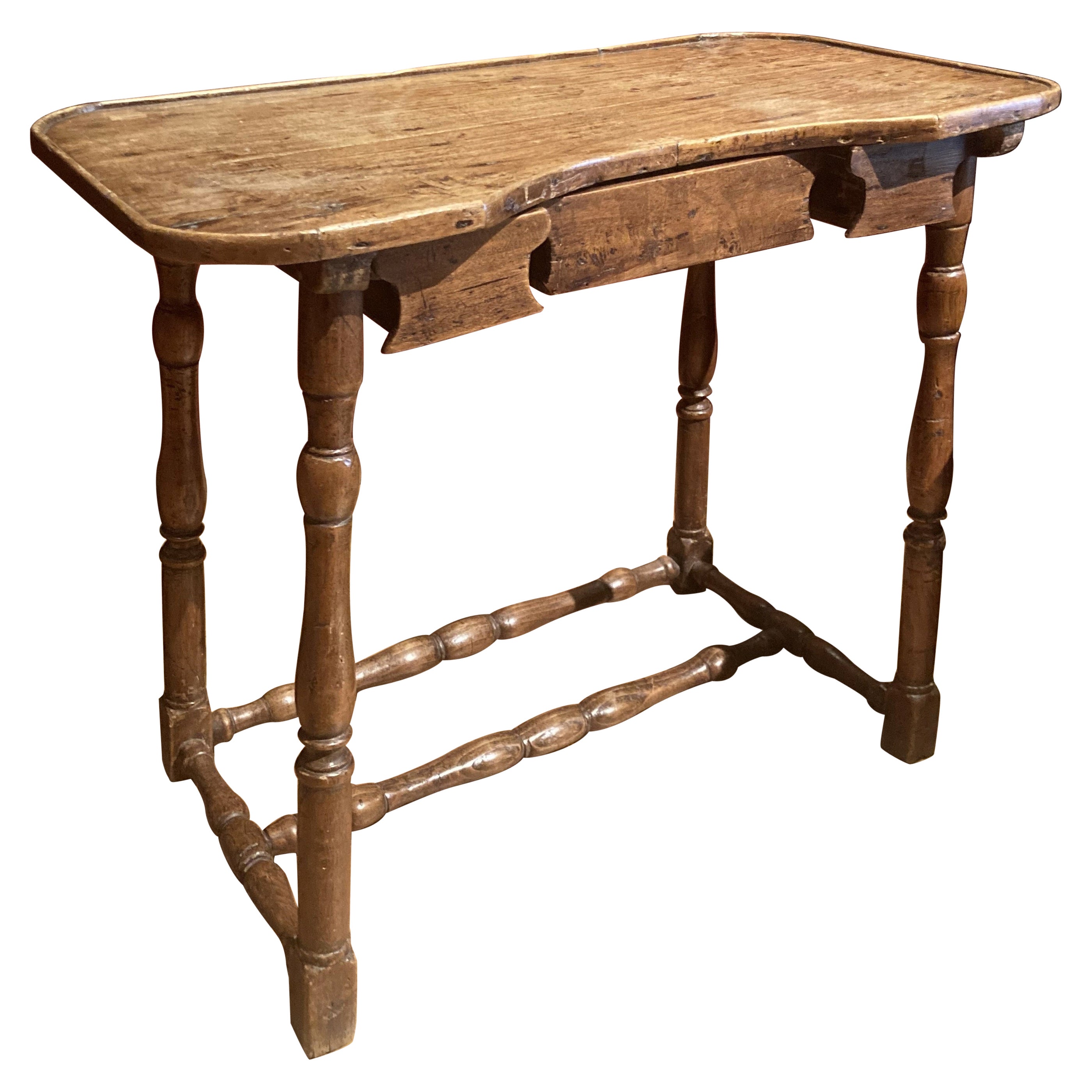 Ancienne table d'appoint italienne baroque rustique en bois du 18ème siècle avec pieds tournés  en vente