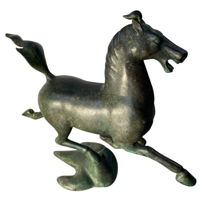 Bronze ancien patiné vert - Le cheval volant de Ganzu - Période : début du 20e siècle  en vente